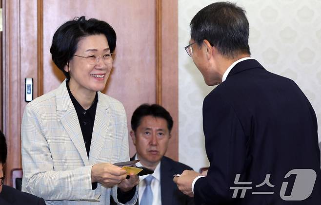 최은옥 교육부 차관과 유재성 경찰청장 직무대행이 20일 오전 서울 종로구 세종대로 정부서울청사에서 열린 공명선거 관계장관회의에서 인사를 하고 있다. 2026.5.20 ⓒ 뉴스1 김명섭 기자