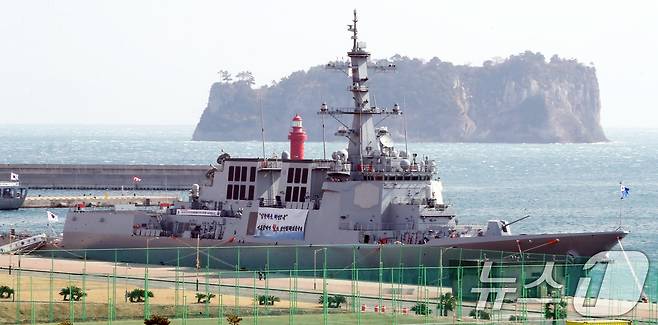 3일 모항인 제주 서귀포시 강정동 제주해군기지에 정박한 해군의 최신예 이지스 구축함 정조대왕함. ⓒ 뉴스1 오현지 기자