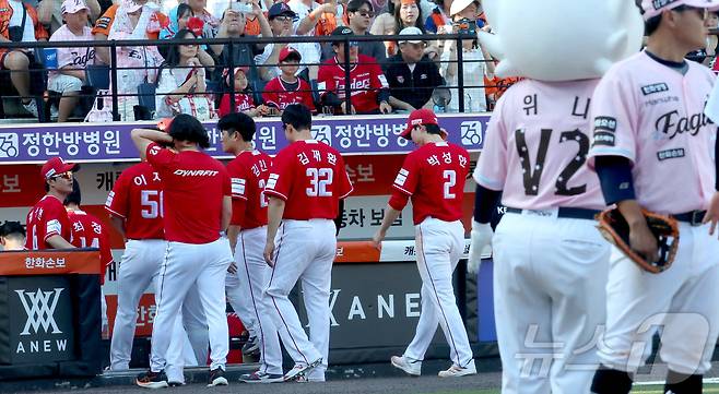 31일 대전 한화생명볼파크에서 열린 2026 신한 SOL KBO리그 SSG 랜더스와 한화 이글스의 경기에서 SSG가 한화에 패하며 12연패를 기록하며 선수들이 경기장을 나가고 있다. 2026.5.31 ⓒ 뉴스1 김기남 기자