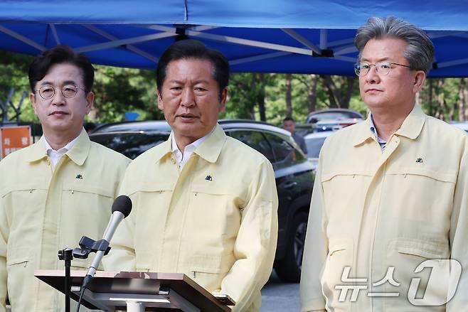 정청래 더불어민주당 대표가 1일 대전 유성구 외삼동 한화에어로스페이스 대전사업장 앞에서 화재로 7명의 사상자 발생한 사고 관련 입장을 밝히고 있다. 2026.6.1 ⓒ 뉴스1 김기태 기자