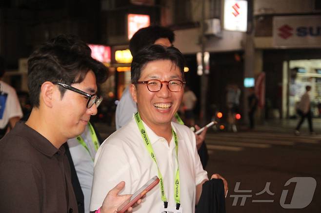 김유원 네이버클라우드 대표가 1일(현지시간) 오후 대만 타이베이에서 열린 엔비디아 '코리안 파트너스 나잇' 만찬 행사를 마치고 취재진과 인터뷰하고 있다.2026.6.1 ⓒ 뉴스1 김민재 기자
