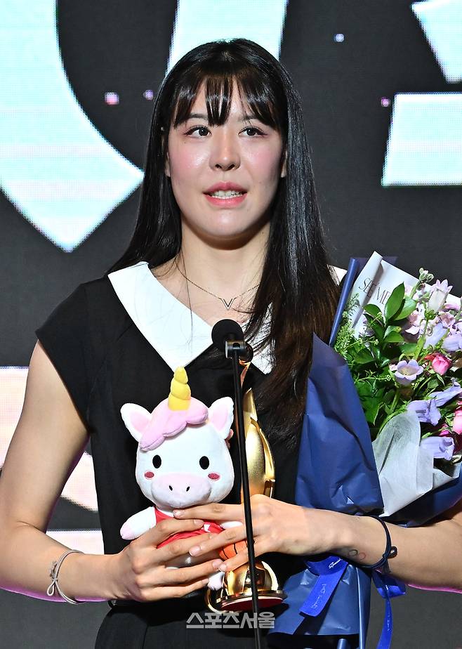 KB 박지수가 6일 서울 용산구 서울드래곤시티 그랜드볼룸에서 열린 BNK금융 2025-2026 여자프로농구 정규리그 시상식에서 베스트5 센터로 선정된 뒤 소감을 밝히고 있다. 사진 | 박진업 기자 upandup@sportsseoul.com