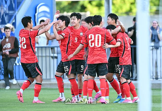 축구국가대표팀의 이기혁(가운데)이 31일(한국시간) 미국 유타주 프로보 스미스 필드 하우스 사우스 필드에서 진행된 트리니다드토바고와의 평가전에서 손흥민(맨 오른쪽)의 멀티골에 동료들과 함께 기뻐하고 있다. 프로보(미 유타주) | 박진업 기자 upandup@sportsseoul.com