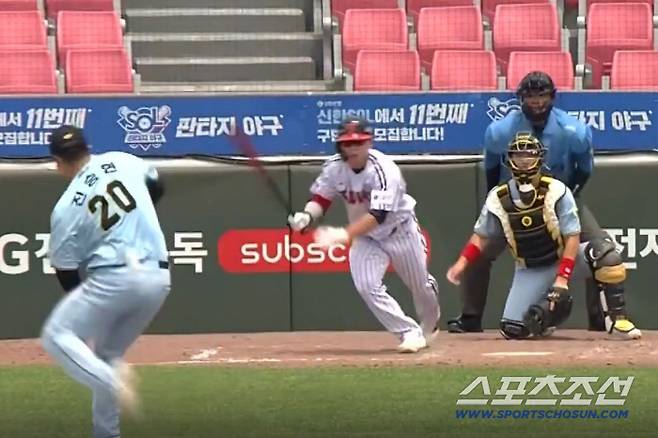 상무 진승현이 1일 열린 LG와의 퓨처스리그 경기에서 문성주의 타구에 왼쪽 종아리를 맞는 장면. KBSN스포츠, 티빙 캡쳐