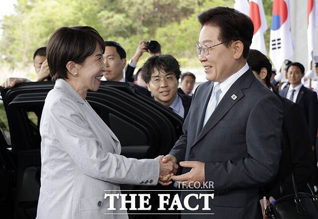 이재명 정부는 한·일 협력과 과거사 대응을 분리하는 ‘투트랙 외교’ 기조를 유지 중이다. 사진은 지난 19일 이재명 대통령(오른쪽)이 경북 안동시 한 호텔에서 정상회담을 위해 방한한 다카이치 사나에 일본 총리를 영접하는 모습. /뉴시스