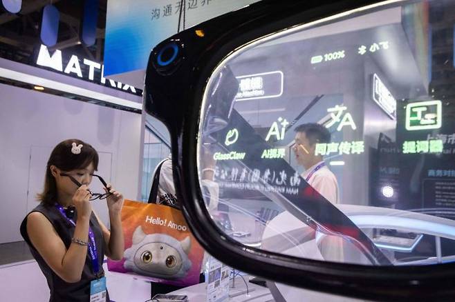 AI 안경 시장 경쟁은 더 치열해질 전망이다. 구글도 안경형 AI 단말 출시를 준비하고 있으며, 삼성·퀄컴 등과 함께 확장현실(XR) 기반 웨어러블 생태계 구축에 나서고 있다. 사진은 중국 마카오 엑스포에서 한 관람객이 AI 안경을 체험하는 모습. AFP연합뉴스