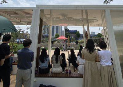 전북 익산시청 야외에서 펼쳐진 버스킹 공연을 시민과 직원들이 관람하고 있는 모습. [사진 제공=익산시청]