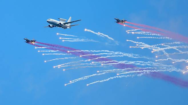 지난 28일 경기 포천시 승진훈련장에서 열린 '2026 합동화력훈련 본행사'에서 공군 피스아이와 F-16 전투기가 플레어를 발사하고 있다. /사진공동취재단