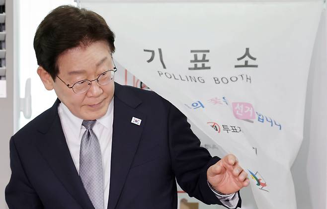 이재명 대통령이 제9회 전국동시지방선거 사전투표 첫날인 29일 서울 삼청동 주민센터에 마련된 사전투표소에서 투표 후 기표소를 나서고 있다. /뉴스1