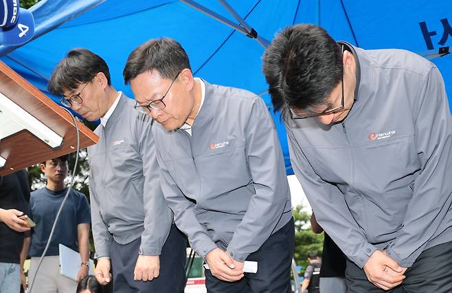 손재일 한화에어로스페이스 대표이사(가운데)가 1일 대전 유성구 외삼동 한화에어로스페이스 대전사업장 화재로 7명의 사상자 발생한 사고 관련 사과를 하고 있다./뉴스1