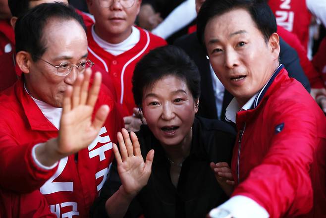 박근혜 전 대통령이 31일 오후 추경호 국민의힘 대구시장 후보, 유영하 국민의힘 의원과 함께 대구 수성못을 찾아 시민과 인사 나누고 있다./뉴스1