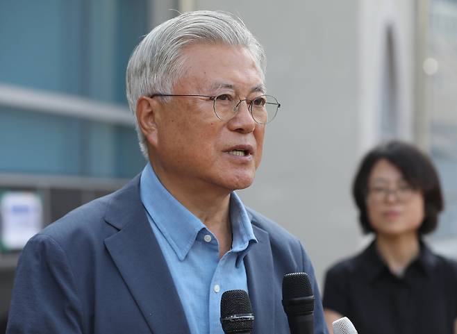 문재인 전 대통령이 6·3 지방선거 및 국회의원 재보궐선거 사전투표 첫날인 29일 오전 경남 양산 하북면주민자치센터에 마련된 사전투표소에서 투표를 한 뒤 취재진 질문에 답하고 있다./뉴스1