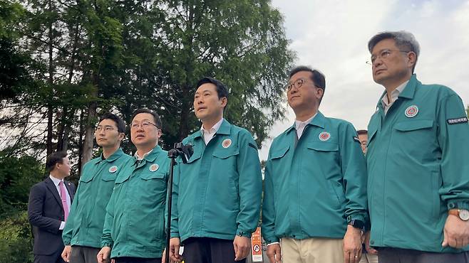 1일 장동혁 국민의힘 대표가 대전 한화 사고 현장을 둘러본 후 기자들과 브리핑을 하고 있다. 우수아 기자