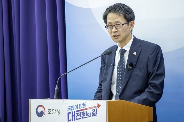 백승보 조달청장이 1일 정부대전청사에서 국민주권정부 출범 1주년 주요 성과에 대해 브리핑하고 있다. 조달청 제공.