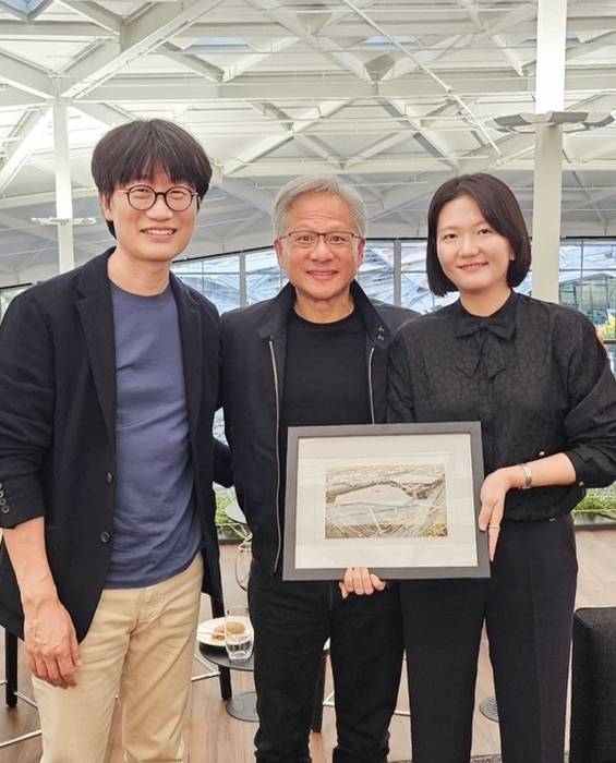 이해진 네이버 글로벌투자책임자(GIO)(왼쪽)와 최수연 네이버 대표(오른쪽)가 2024년  6월 미국 캘리포니아주 산타클라라에 위치한 엔비디아 본사에서 젠슨 황 엔비디아 최고경영자(CEO)를 만나 기념사진을 촬영하고 있다. 〈자료 인스타그램 네이버 공식 계정 갈무리〉