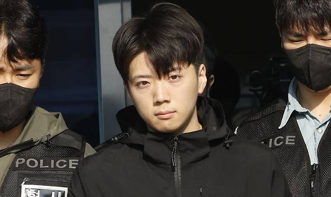 광주 도심에서 일면식도 없는 10대 여고생을 살해한 장윤기 씨가 14일 오전 광주 서부경찰서에서 검찰로 송치되고 있다. 2026.5.14 /사진=뉴스1