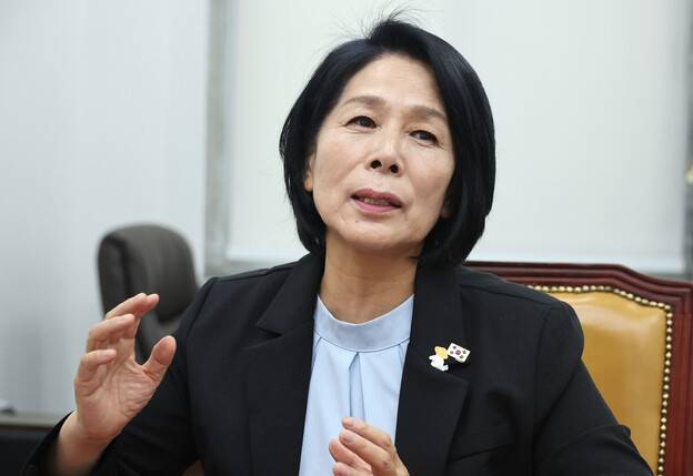 최민희 국회 과학기술정보방송통신위원장이 지난해 7월 한겨레와 인터뷰를 하고 있다. 윤운식 선임기자 yws@hani.co.kr