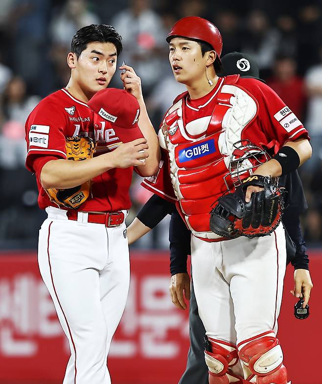 최근 극심한 부진에 빠진 마무리 투수 조병현과 포수 조형우. SSG 제공