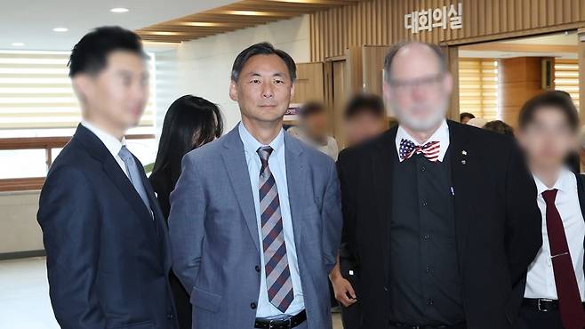 사전투표소 방문한 모스 탄 [자료사진]
