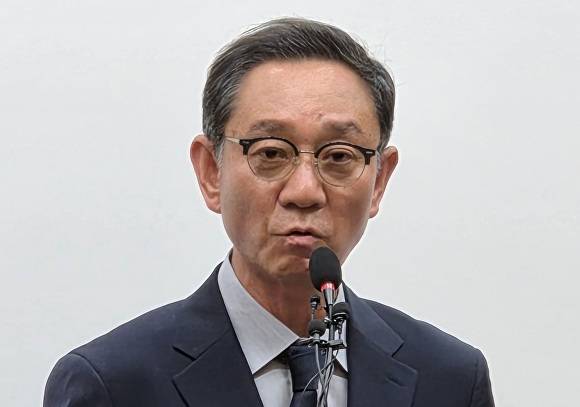 더불어민주당 신용한 충북도지사 후보 캠프 황인원 선거사무장이 1일 충북도청에서 기자회견을 열고 공무원 선거 개입 의혹을 제기하고 있다. [사진=이용민 기자]