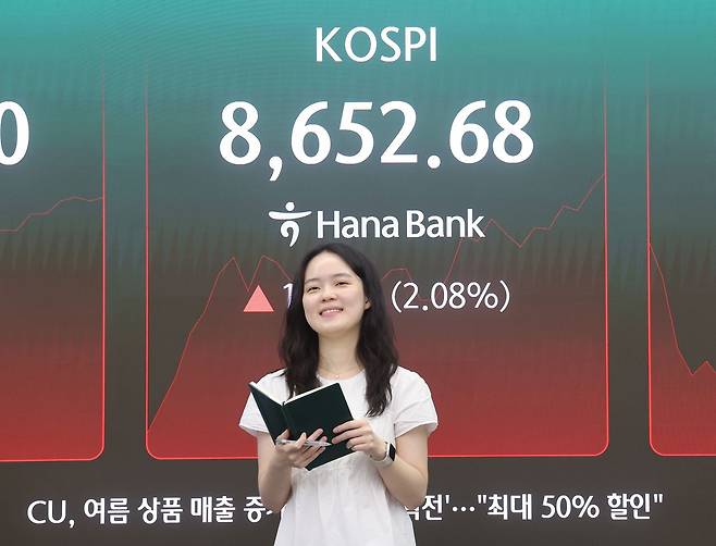 코스피가 상승 출발해 장중 사상 처음 8600선을 넘어선 1일 서울 중구 하나은행 딜링룸에서 직원이 업무를 보고 있다. 연합뉴스