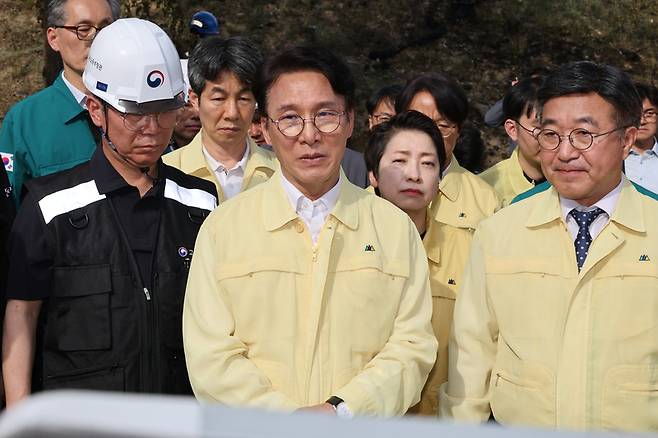 ▲ 김민석 국무총리가 1일 폭발 사고로 사상자가 발생한 대전 유성구 한화에어로스페이스 대전사업장을 방문해 현장을 살펴본 뒤 피해 및 복구 상황에 대한 보고를 받고 있다. 연합뉴스