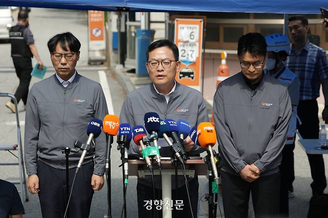 손재일 한화에어로스페이스 대표이사를 비롯한 책임자들이 1일 대전 유성구 한화에어로스페이스 대전사업장 앞에서 폭발 사고 관련 브리핑을 하고 있다. 한수빈 기자