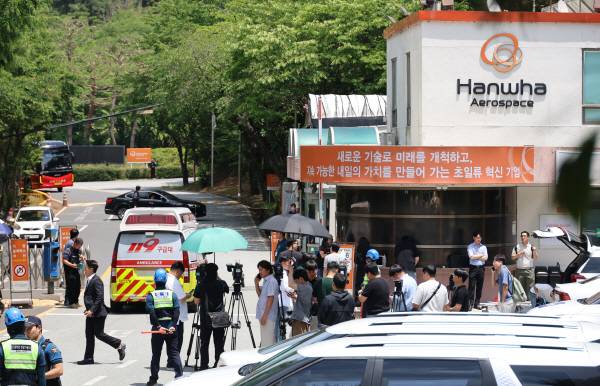 1일 오전 대전 유성구 외삼동 한화에어로스페이스 대전사업장에서 폭발 사고가 나 정문 앞이 통제 중인 가운데 구급차 한 대가 정문 안으로 진입하고 있다. 연합뉴스