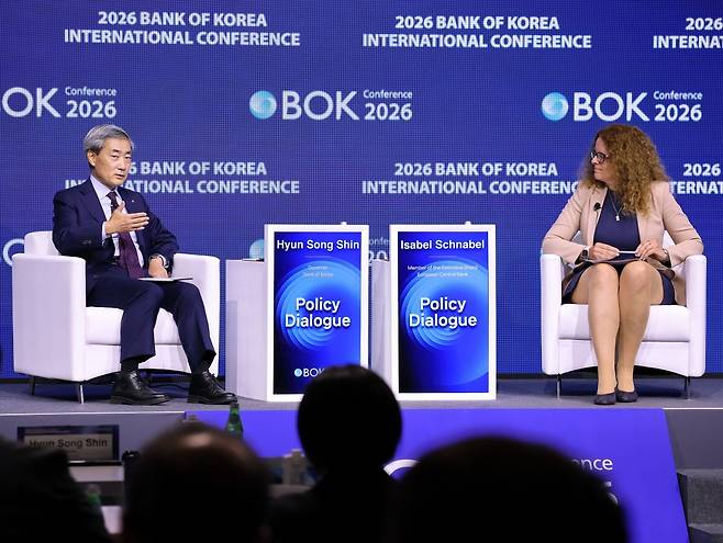 1일 서울 중구 한국은행 별관에서 열린 '2026 BOK 국제 콘퍼런스'에서 신현송 한국은행 총재와 이자벨 슈나벨 유럽중앙은행(ECB) 집행이사가 정책 대담을 하고 있다. 연합뉴스