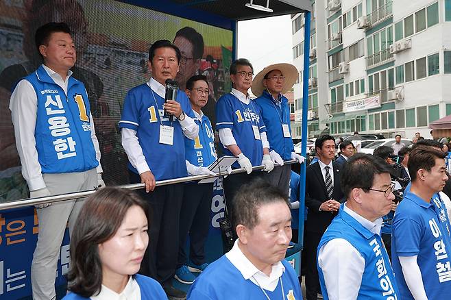 더불어민주당 정청래 총괄상임선거대책위원장이 1일 충북 괴산군 자갈자갈 공동체센터 앞에서 민주당 신용한 충북도지사 후보, 이차영 괴산군수 후보 지원 유세를 하며 한화에어로스페이스 대전공장 폭발사고 관련 발언을 하고 있다. 연합뉴스