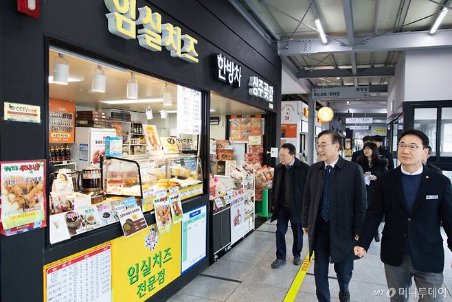 (서울=뉴스1) = 김윤덕 국토교통부 장관이 설 연휴를 하루 앞둔 13일 오전 경부고속도로 내 휴게소를 찾아 운영 실태를 점검하고 있다. (국토교통부 제공. 재판매 및 DB 금지) 2026.2.13/뉴스1  Copyright (C) 뉴스1. All rights reserved. 무단 전재 및 재배포,  AI학습 이용 금지. /사진=(서울=뉴스1)