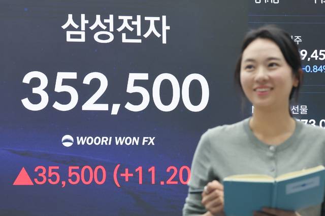 1일 서울 중구 우리은행 본점 딜링룸에 삼성전자 주가가 표시돼 있다. 연합뉴스