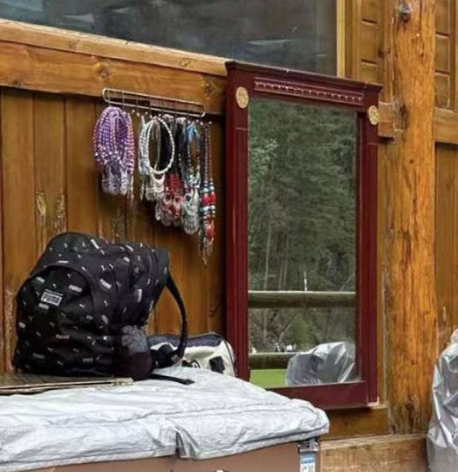 [서울=뉴시스] 중국 구채구 풍경구에서 거울 사용료를 요구했다는 글이 올라왔다. (사진=더우인 캡처)