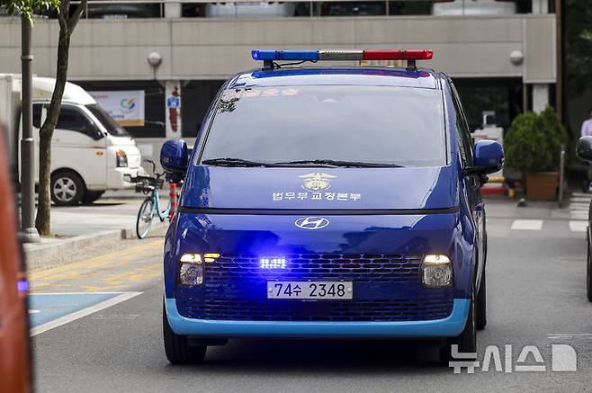 [과천=뉴시스] 정병혁 기자 = 내란부화수행 혐의를 받는 조태용 전 국정원장이 탑승한 호송차량이 1일 경기 과천시 2차 종합특검 사무실로 들어가고 있다. 2026.06.01. jhope@newsis.com