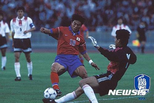 【서울=뉴시스】황선홍 FC서울 감독은 1998 프랑스월드컵을 앞두고 치른 한중전에서 무릎 부상을 당해 프랑스월드컵 본선 무대를 밟지 못했다. (사진 = 대한축구협회 제공). 2016.08.30