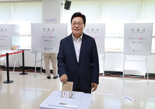사전투표하고 있는 박완수 국민의힘 경남지사 후보. 박완수 후보 캠프 제공