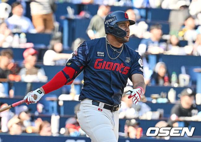 [OSEN=창원, 이석우 기자] 31일 창원NC파크에서 2026 신한 SOL KBO 리그 NC 다이노스와 롯데 자이언츠의 경기가 열렸다.  롯데 자이언츠 레이예스가 6회초 1사 1루 우월 2점 홈런을 치고 있다. 2026.05.31 / foto0307@osen.co.kr