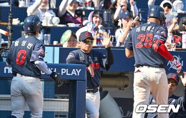 [OSEN=창원, 이석우 기자] 31일 창원NC파크에서 2026 신한 SOL KBO 리그 NC 다이노스와 롯데 자이언츠의 경기가 열렸다.  롯데 자이언츠 레이예스가 6회초 1사 1루 우월 2점 홈런을 치고 김태형 감독과 하이파이브를 하고 있다. 2026.05.31 / foto0307@osen.co.kr