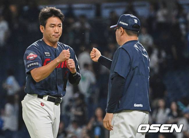 [OSEN=창원, 이석우 기자] 29일 창원NC파크에서 2026 신한 SOL KBO 리그 NC 다이노스와 롯데 자이언츠의 경기가 열렸다. 홈팀 NC는 구창모가, 방문팀 롯데는 박세웅이 선발 출전했다. 롯데 자이언츠 전준우가 연장 승부끝에 NC 다이노스에 6-2로 승리한 후 김태형 감독과 하이파이브를 하고 있다. 2026.05.29 / foto0307@osen.co.kr