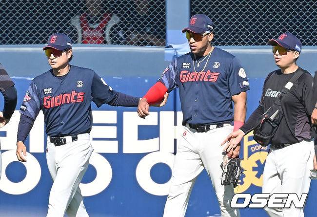 [OSEN=창원, 이석우 기자] 31일 창원NC파크에서 2026 신한 SOL KBO 리그 NC 다이노스와 롯데 자이언츠의 경기가 열렸다. 홈팀 NC는 테일러가, 방문팀 롯데는 비슬리가 선발 출전했다. 롯데 자이언츠 레이예스가 7회말 수비 도중 부상으로 교체되고 있다. 2026.05.31 / foto0307@osen.co.kr