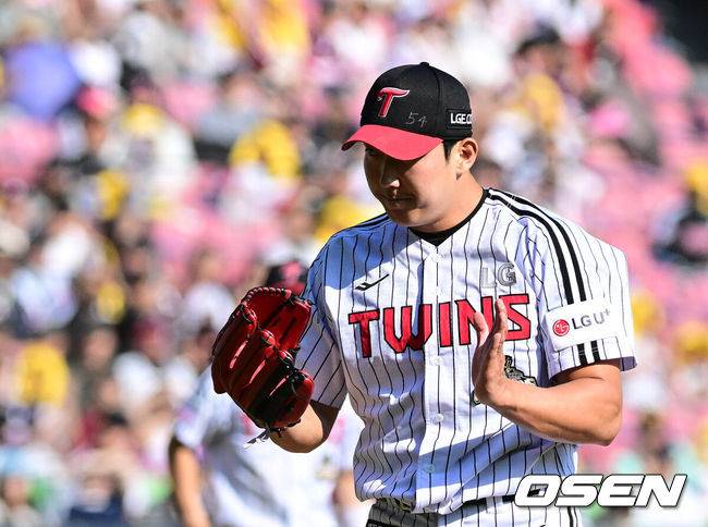 [OSEN=잠실, 지형준 기자] 프로야구 LG 트윈스가 키움 히어로즈에 전날 패배를 설욕했다.&nbsp;LG는&nbsp;23일 서울 잠실구장에서 열린 2026 KBO리그 키움과 경기에서 5-2로 승리했다.&nbsp;선발 임찬규는 6이닝 6피안타 3볼넷 4탈삼진 2실점으로 QS를 기록하며 시즌 4승째를 기록했다. 박동원이 결승 2타점 적시타를 터뜨렸다.&nbsp;LG 손주영이 승리를 기뻐하고 있다. 2026.05.23&nbsp;/ jpnews@osen.co.kr