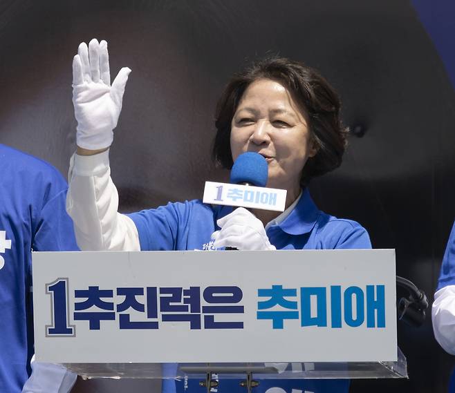 지지 호소하는 추미애 경기지사 후보     (성남=연합뉴스) 황광모 기자 = 더불어민주당 추미애 경기지사 후보가 29일 경기 성남시 중원구 모란시장 앞에서 정청래 총괄상임선대위원장이 참석한 가운데 열린 유세에서 지지를 호소하는 연설을 하고 있다.  2026.5.29     hkmpooh@yna.co.kr (끝)   <저작권자(c) 연합뉴스, 무단 전재-재배포, AI 학습 및 활용 금지>
