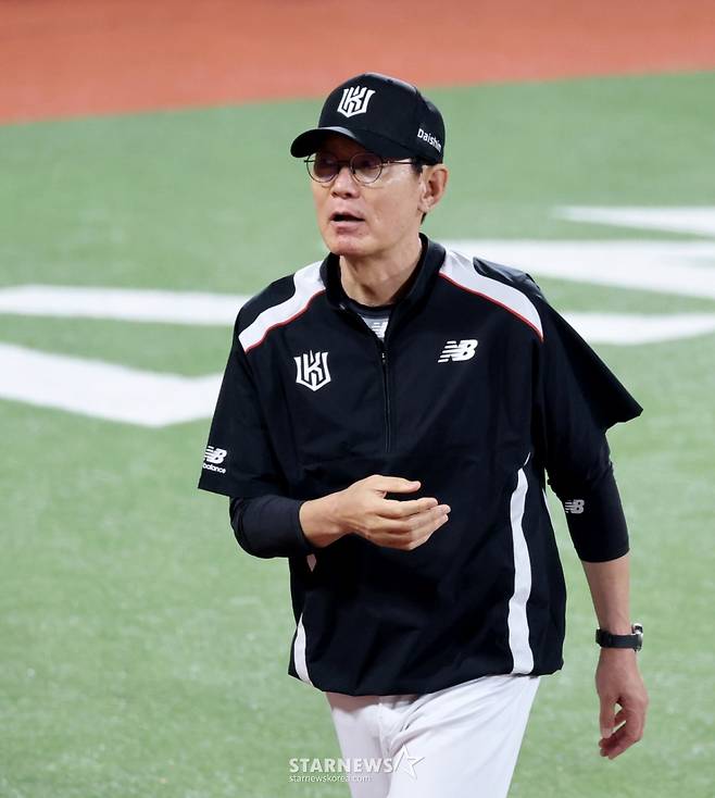 KT 이강철 감독이 22일 수원KT위즈파크에서 열리는 2026KBO리그 KT위즈와 NC다이노스 경기에서 승리한 후 그라운드를 나서고 있다.  2026.0.22. /사진=강영조 cameratalks@