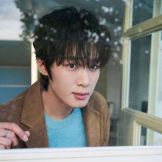 On January 1, Kim Dong-hees official Instagram account posted a recruitment notice for her official Japanese fan club, D:EAR, with the words, Its finally open, thank you for your support.What is D:EAR? Its a fan club name that combines D for DONGHEE and DEAR, which means precious person, Kim Dong Hees official Japanese X explained, It expresses the feelings of fans who are precious to Kim Dong Hee and those who value her.He has recently been posting photos of his recent activities in Japan, and his social media accounts have been filled with comments and support from Japanese and foreign fans, rather than Koreans.Kim Dong Hee has been announcing new activities since signing an exclusive contract with Neos Entertainment in January. He has already been making news in Japan by holding fan meetings there.He denied the allegations of abuse, but a year later, after his accusers were cleared of defamation charges, he backtracked and apologized.When I was in the fifth grade of elementary school, I got into a fight with a classmate while arguing in the classroom, and I was reprimanded by the teacher, Kim said through his agency in 2022. After the post was published last year, I wanted to apologize to my friend right away for this, but I didnt have the courage to do so because I was afraid that all the things I didnt do would also be taken as true and cause another misunderstanding, and I also wanted to correct the parts that were not true, so I spent the past year. I think I didnt know my friends heart deeply because of my rash judgments and thoughts when I was younger, and I sincerely apologize for the hurt she received from me, and I hope to make amends.At the time, Kim Dong-hee denied that he never held a scissors or a cutter, but admitted to committing acts such as pushing on his chest with his foot.