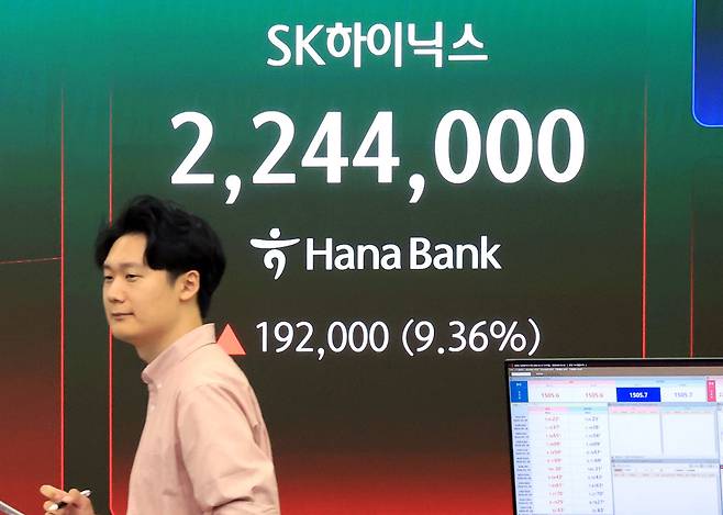 SK하이닉스 레버리지 상장지수펀드(ETF)가 출시된 5월 27일 서울 중구 하나은행 딜링룸 게시판에 SK하이닉스 주가가 표시돼 있다. 뉴스1