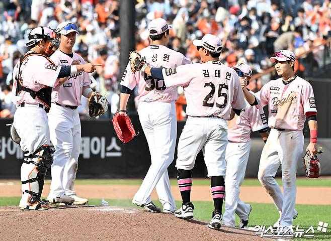 24일 오후 대전 한화생명 볼파크에서 열린 '2026 신한 SOL Bank KBO리그' 두산 베어스와 한화 이글스의 경기, 한화가 두산에 5:2로 승리하며 3연승을 기록했다.  이날 경기에서 승리한 한화 선수들이 기뻐하고 있다. 엑스포츠뉴스 DB