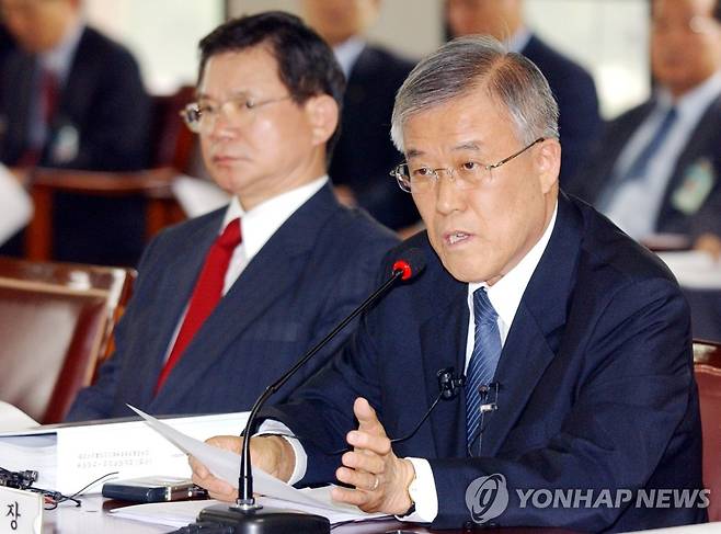 2003년 원자력연구소장 시절의 장인순 박사(오른쪽) [연합뉴스 사진]