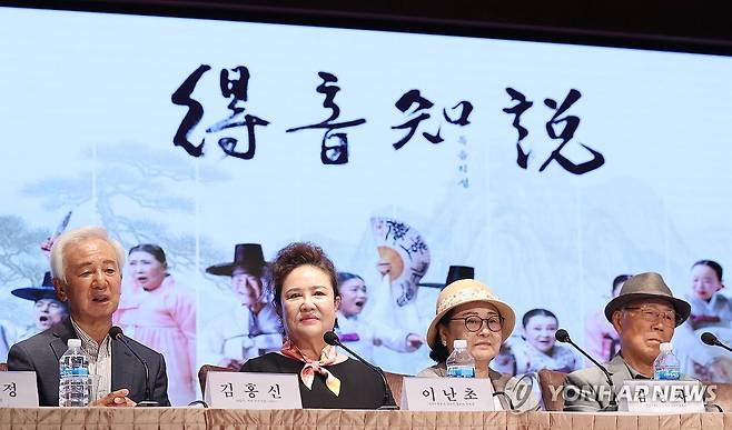 '득음지설' 사회 맡은 김홍신 2025년 6월 11일 서울 중구 한국의집에서 열린  판소리 합동공개행사 '득음지설' 기자간담회에서 공연 사회를 맡은 김홍신(왼쪽) 작가가 인사말을 하고 있다. 
[이재희 기자]
