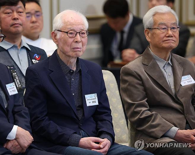 노동절 행사에 참석한 노동계 원로들 2026년 5월 1일 청와대 영빈관에서 열린 노동절 기념식에 민주노총 권영길(검은색 옷), 천영세지도위원 등이 참석했다.
[김도훈 기자]