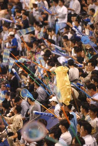 2003년 이승엽의 홈런공을 잡기 위해 잠자리채 동원한 팬들 [연합뉴스 자료사진]